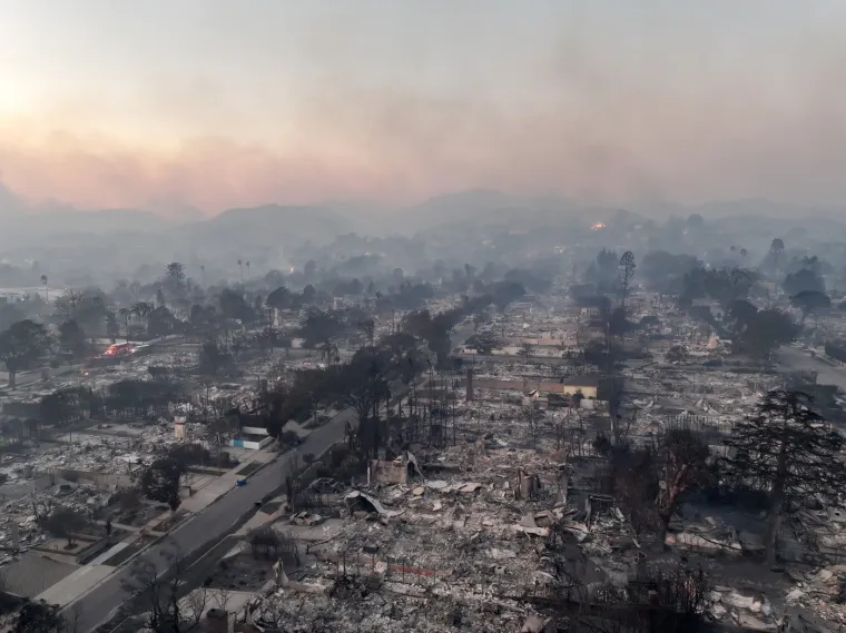 U srijedu navečer požar je izbio u Hollywood Hillsu, a njegova razorna snaga ubrzo se udvostručila, primoravši i ostale stanovnike na evakuaciju iz područja koje je sinonim za industriju zabave.
Premda relativno maleno područje u usporedbi s ostalima, gori i Sunset Strip, dio koji se nalazi iznad 2,7 km dugog Hollywood Boulevarda, kulturne atrakcije Los Angelesa s muzejima, znamenitostima i poznatom Stazom slavnih.