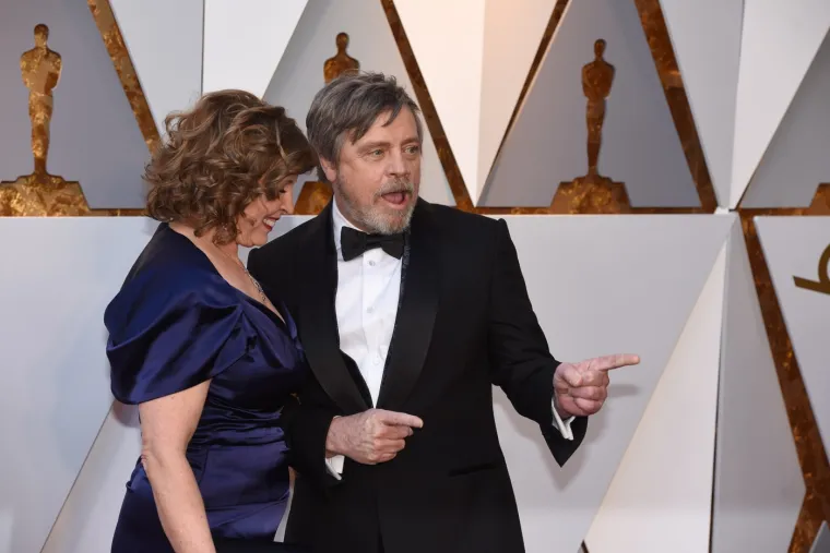 Još malo nedostaje da &apos;prijeđe&apos; autocestu 101 ugrozi znak Hollywood i zvjezdarnicu Griffith u brdima.
U tom je području i Dolby Theatre u kojemu se održavaju dodjele Oscara. Objava nominacija za Oscara koja je trebala biti održana idući tjedan, zbog požara je odgođena, rekli su organizatori.