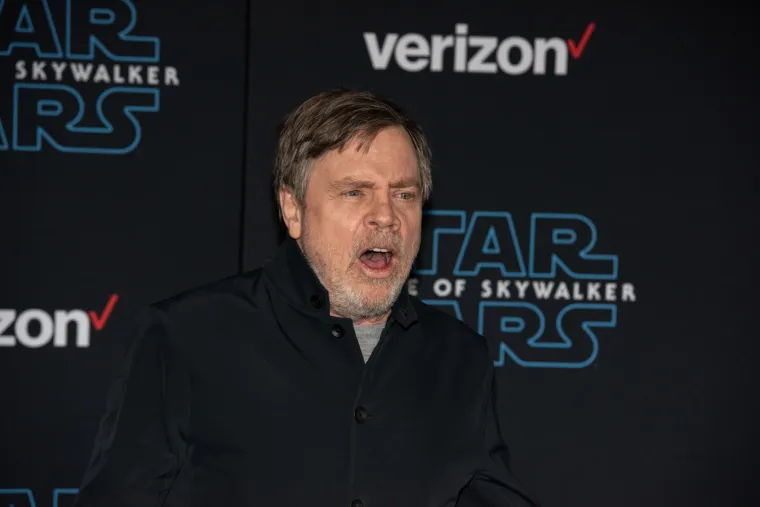 Glumac Mark Hamill, poznat po ulozi Lukea Skywalkera u filmovima &quot;Ratovi zvijezda&quot;, rekao je da je ovo najstrašniji požar od 1993. godine.
Na Instagramu je objavio da je u utorak navečer evakuiran iz svojega doma u Malibuu sa suprugom i psom.
&quot;Dok smo se približavali autocesti Pacific Coast s obiju strana smo vidjeli puno manjih požara&quot;, kazao je.