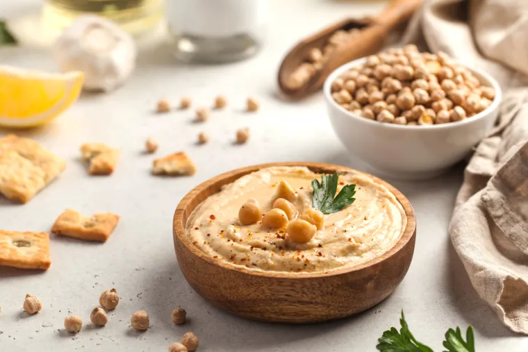 8. Humus: Ovo je također jedna od onih namirnica koju je sjajno imati u zamrzivaču za užinu kada vam zatreba.