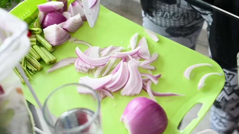 13. Nasjeckani luk: Držite nasjeckani luk u zamrzivaču i u&scaron;tedjet ćete vrijeme kad vam zatreba.