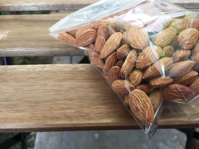 20. Ora&scaron;asti plodovi: Ora&scaron;aste plodove možete zamrznuti. Samo ih stavite u vrećicu s patentnim zatvaračem i trajat će dugo u zamrzivaču.