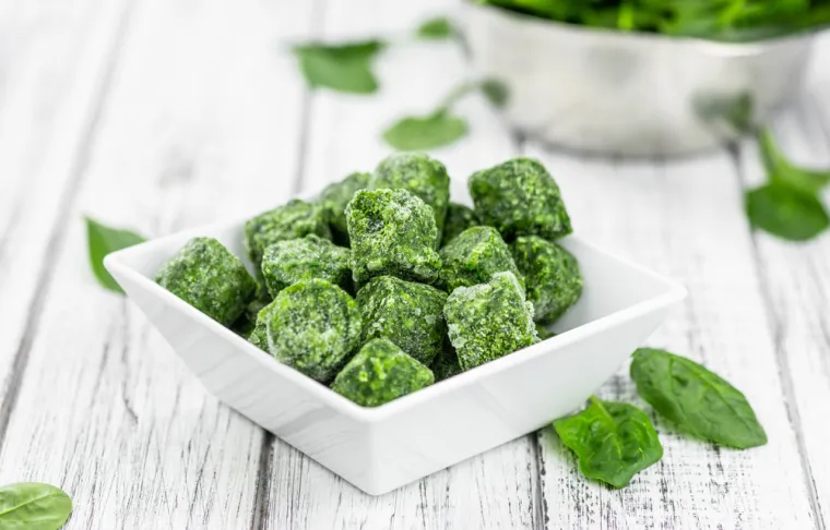 25. &Scaron;pinat: Povrće poput &scaron;pinata i brokule treba skuhati prije zamrzavanja.
