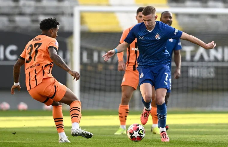 Mladi vezjak našao se na sredini terena dvedesetak metara od gola Šahtara i potegnuo je silovito u same rašlje za 1-0. 