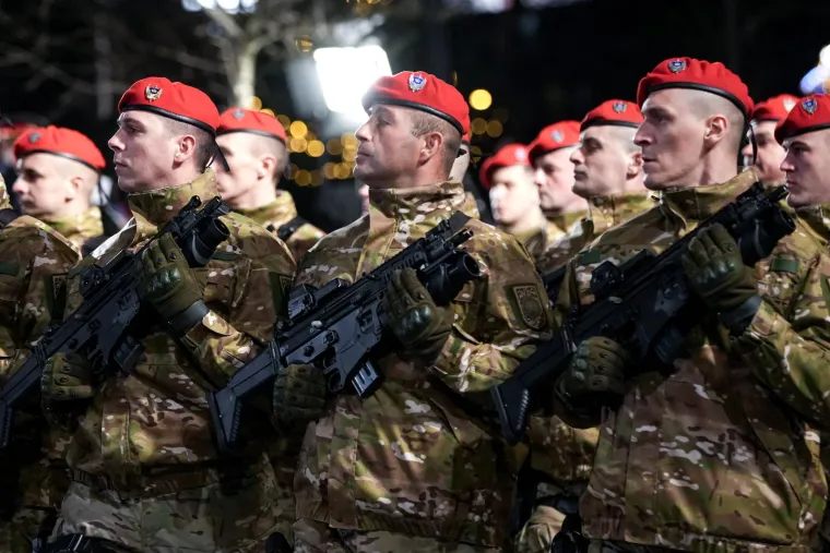 Kao i ranijih godina kroz Banju Luku su paradirali naoružani policajci, vojni veterani, vatrogasci, volonteri Crvenog križa, šumari, cestari i djeca dok su ih s tribine promatrali političari iz RS-a i Srbije.
