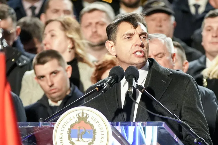 Potpredsjednik srbijanske vlade Aleksandar Vulin pred okupljenima je održao još jedan zapaljivi govor u kojemu je tvrdio kako se sada svugdje juriša na Srbe i pokušava srušiti političare koje su oni birali ne bi li ih ostavili bez države.