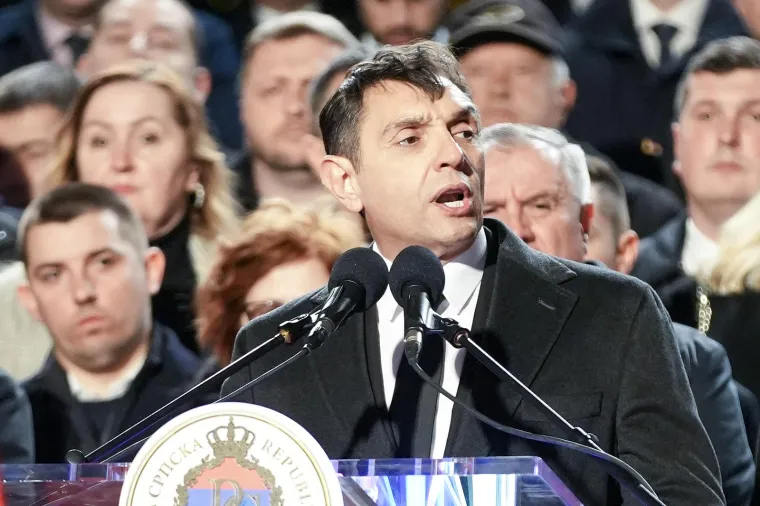 &quot;Zato traže da nam na ulici ruše vlast u Srbiji&quot;, uzvikivao je Vulin, očito aludirajući na prosvjede studenata koji već tjednima traže odgovornost vlasti zbog rušenja nadstrešnice na željezničkom kolodvoru u Novom Sadu kada je poginulo 15 osoba.