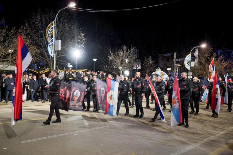 Vulin je suđenje Dodiku zbog nepoštivanja odluka visokog predstavnika usporedio sa sudskim procesima koji su vođeni pred Haaškim tribunalom zbog ratnih zločina, a uz to je poslao jedva prikrivenu prijeteću poruku svima koji upozoravaju da se proslavom 9. siječnja krše presude Ustavnog suda BiH.
