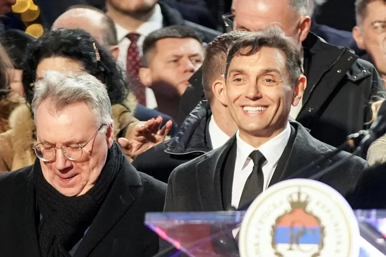 
Niste vi veziri ni begovi ni age da nam govorite šta da činimo&quot;, kazao je Vulin koji je pri tom Srbiju proglasio &quot;čuvarem Daytonskog sporazuma&quot; pa poručio kako se sa Srbijom stoga &quot;mora postupati lijepo&quot; jer u protivnom neće biti ni Daytona ni BiH.