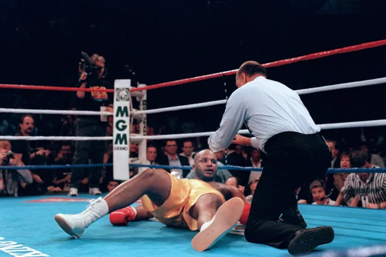 Michael Moorer nije u tom meču znao što ga je snašlo kad ga je Foreman pogodio svojim &quot;topom&quot; u ruci. 