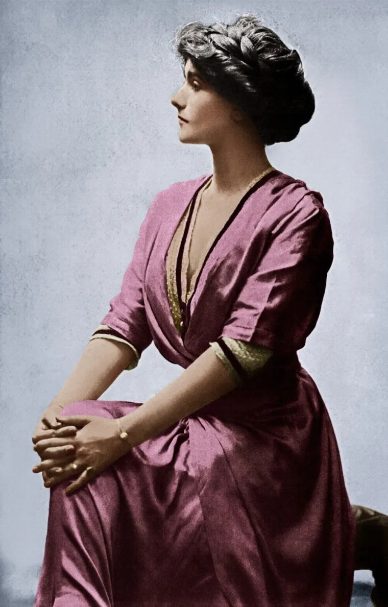 Pravim imenom Gabrielle Bonheur &quot;Coco&quot; Chanel bila je jedna od najutjecajnijih modnih dizajnerica 20. stoljeća koja je revolucionirala žensku modu i stvorila jedno od najprepoznatljivijih modnih imena na svijetu. Od skromnih početaka u francuskom sirotištu do stvaranja globalnog modnog carstva, njezina životna priča predstavlja izvanredan primjer upornosti i vizije.
