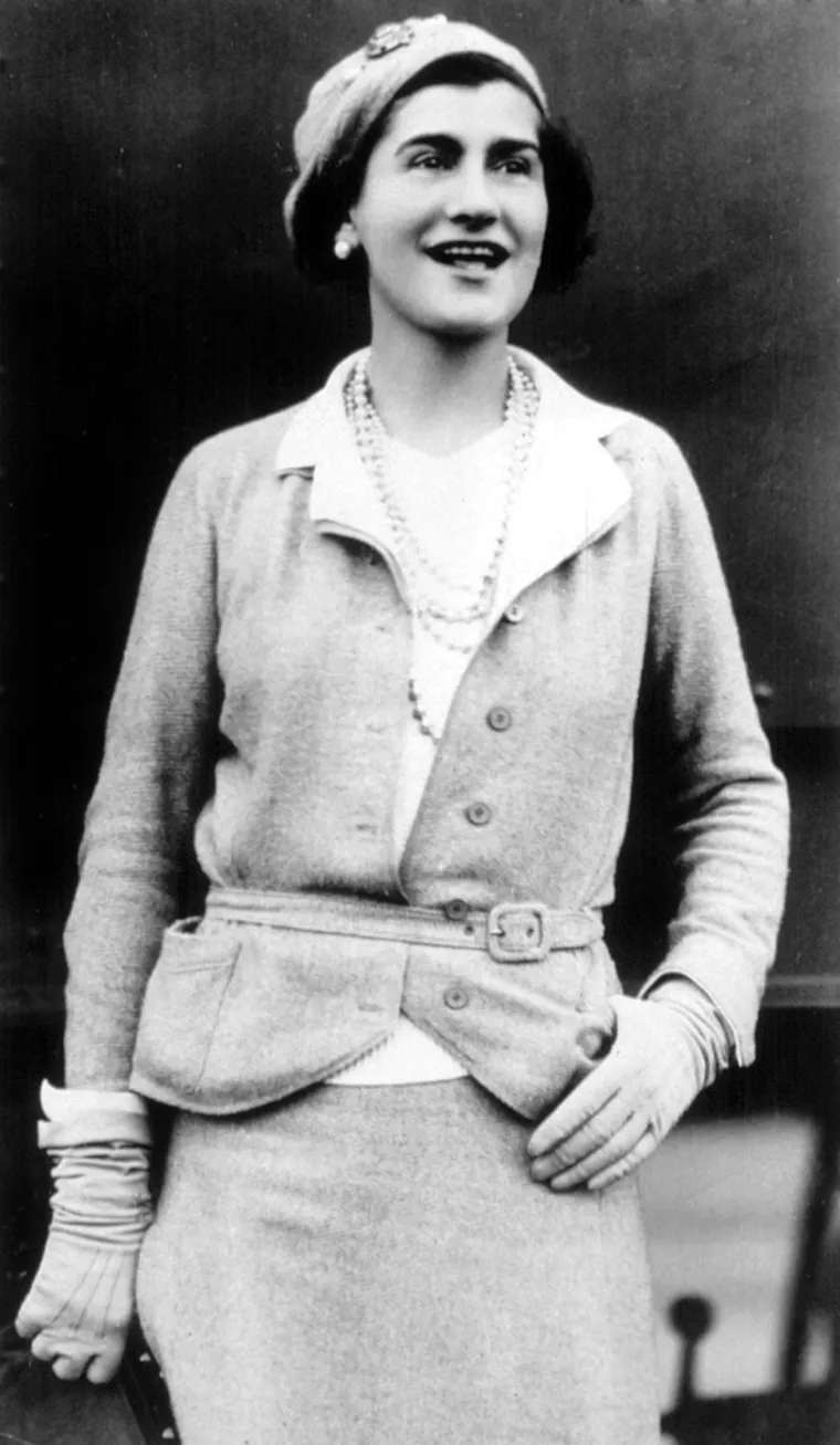Rođena 19. kolovoza 1883. u Saumuru u Francuskoj, Gabrielle Chanel odrasla je u izrazitom siromaštvu. Njezini roditelji, Albert Chanel i Eugénie Jeanne Devolle, imali su šestero djece. 