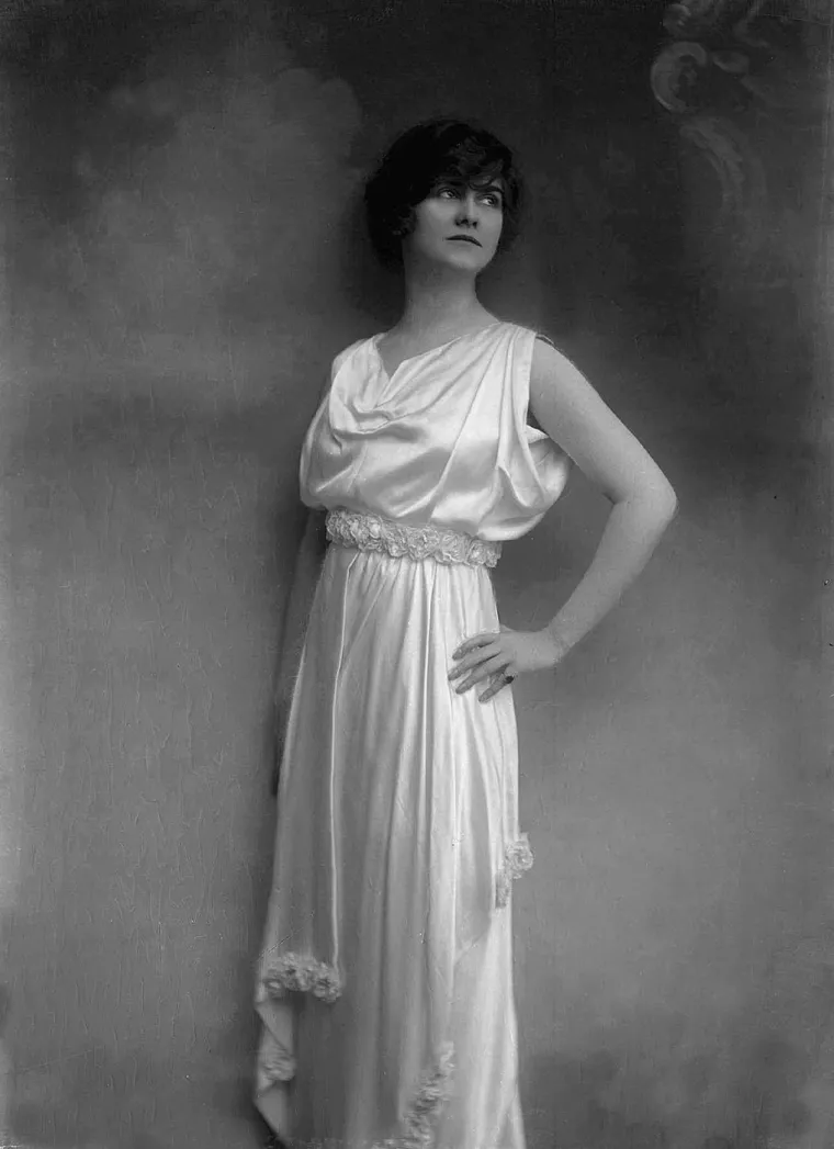 Njezin život dramatično se promijenio kada je upoznala tekstilnog nasljednika Étiennea Balsana, koji joj je pomogao otvoriti prvi butik u Parizu 1910. godine. Kasnije je započela vezu s Arthurom &quot;Boy&quot; Capelom, koji je financirao njezino širenje poslovanja.