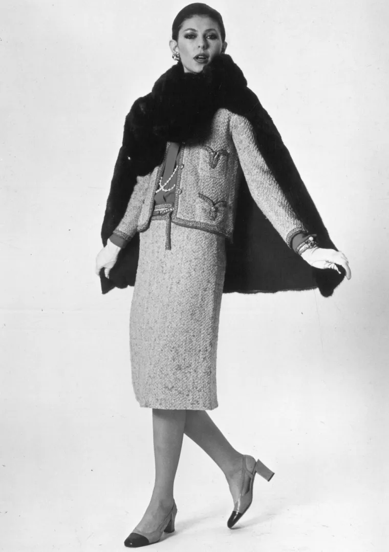 Ostavila je za sobom modnu kuću koja i danas predstavlja vrhunac luksuza i elegancije. Njezini bezvremenski dizajni, posebno Chanel odijelo i mala crna haljina, i dalje su relevantni, a parfem Chanel No. 5 ostaje jedan od najprodavanijih mirisa na svijetu.