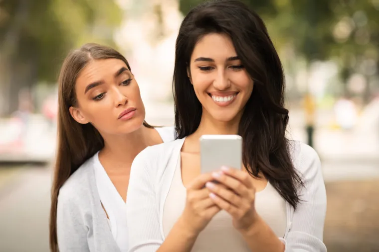 9. Česta zavist i arogancija - Često ljudi s NPD-om doživljavaju intenzivnu zavist i ogorčenost prema drugima, osobito onima koji su uspje&scaron;ni. Oni mogu umanjiti tuđa postignuća i navesti druge da im zavide. Također, pokazivanje arogantnog pona&scaron;anja uobičajeno je kod osoba s NPD-om. Mogu se pona&scaron;ati superiorno u odnosu na druge, razgovarati s njima ili odbacivati ​​njihove ideje.