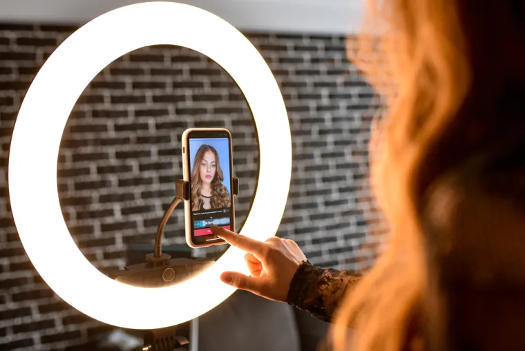 Dru&scaron;tveni mediji, posebice Tik Tok, potaknuli su trend "dijagnosticiranja iz fotelje" koji obično proizlazi iz logike i introspekcije nestručnih osoba, a videozapisi s oznakom #NarcTok stekli su značajnu popularnost. Ovaj se trend pojavio usporedo s povećanim raspravama o mentalnom zdravlju, osobito među mlađim generacijama, a također je pod utjecajem porasta "terapije-govora", &scaron;to označava netočnu uporabu pojmova iz psihologije, posebice žargona koji se odnosi na psihoterapiju i mentalno zdravlje.