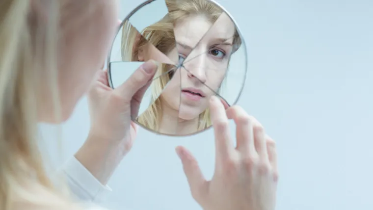 Klinička psihologinja dr. Ramani Durvasula za Men's Health je upozorila na opasnosti samodijagnosticiranja i postavljanja dijagnoze drugima bez odgovarajućih znanja, vje&scaron;tina, obrazovanja i diploma. Samo stručnjaci za mentalno zdravlje, poput psihijatara i kliničkih psihologa, imaju potrebno obrazovanje i iskustvo za točno dijagnosticiranje NPD-a. Dr. Ramani je, također, naglasila opasnosti trivijaliziranja ovog stanja. Ako je svačiji biv&scaron;i označen kao narcis, stvarna ozbiljnost poremećaja je smanjena. "Laik ne može dijagnosticirati shizofreniju ili rak, pa tako ni ovo", objasnila je.