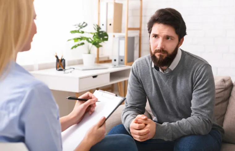 Liječenje NPD-a prvenstveno uključuje psihoterapiju. Stručnjak za mentalno zdravlje može preporučiti najprikladniji pristup, poput KBT-a ili psihodinamske terapije. Iako ne postoje posebni lijekovi za NPD, neki lijekovi mogu pomoći u upravljanju povezanim stanjima poput anksioznosti ili depresije.