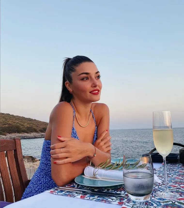 Njihova romansa započela je tijekom snimanja serije, a vezu su potvrdili u travnju 2021. godine zajedničkim putovanjem na Maldive. Iako su kasnije prekinuli, njihova veza bila je u fokusu medija i obožavatelja.