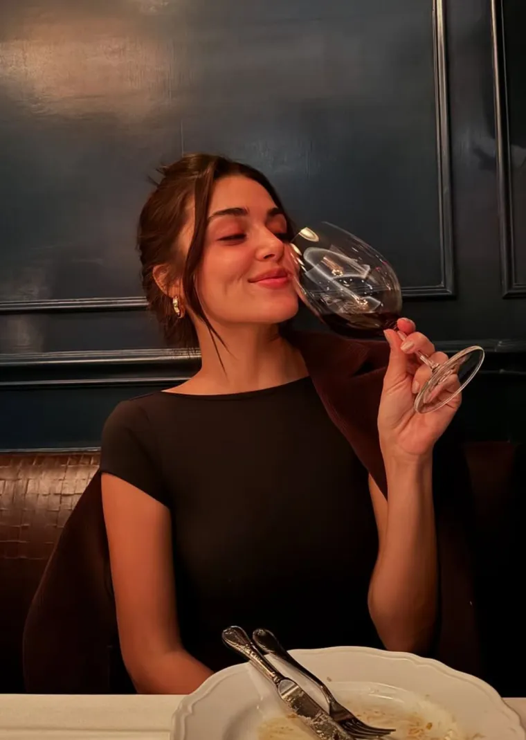 Turska glumica Hande Erçel nije prirodna ljepotica? Evo što je sve navodno mijenjala na licu
