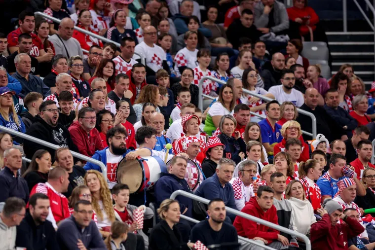 Obojana lica, trube, bubnjevi i vaterpolo kapice: Uz ovakve tribine naši će konstantno imati igrača više