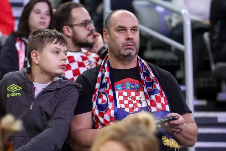 Obojana lica, trube, bubnjevi i vaterpolo kapice: Uz ovakve tribine naši će konstantno imati igrača više