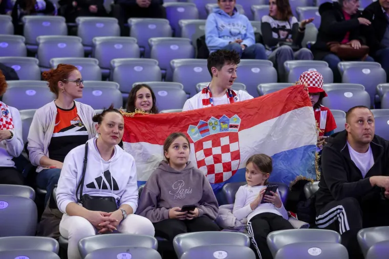 Obojana lica, trube, bubnjevi i vaterpolo kapice: Uz ovakve tribine naši će konstantno imati igrača više