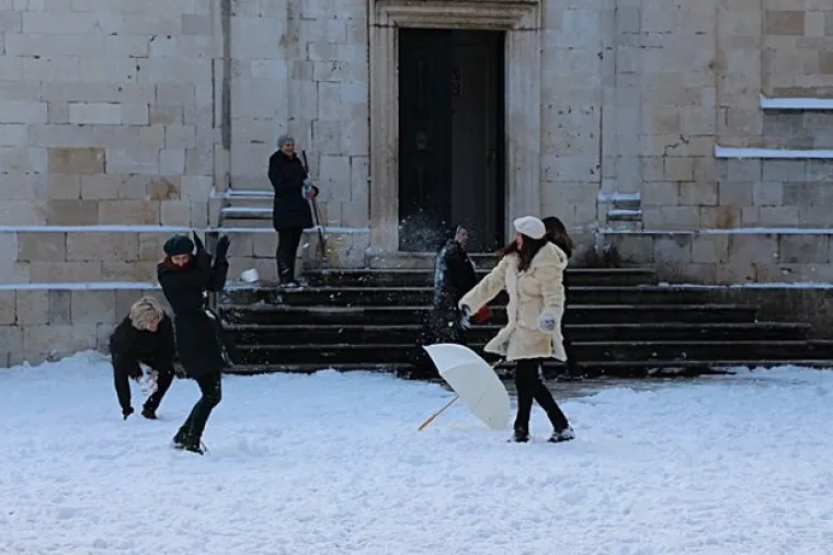 Ovo će Dubrovnik dugo pamtiti: Grudanje na Stradunu i snjegovići