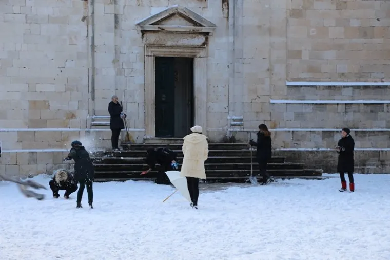 Ovo će Dubrovnik dugo pamtiti: Grudanje na Stradunu i snjegovići