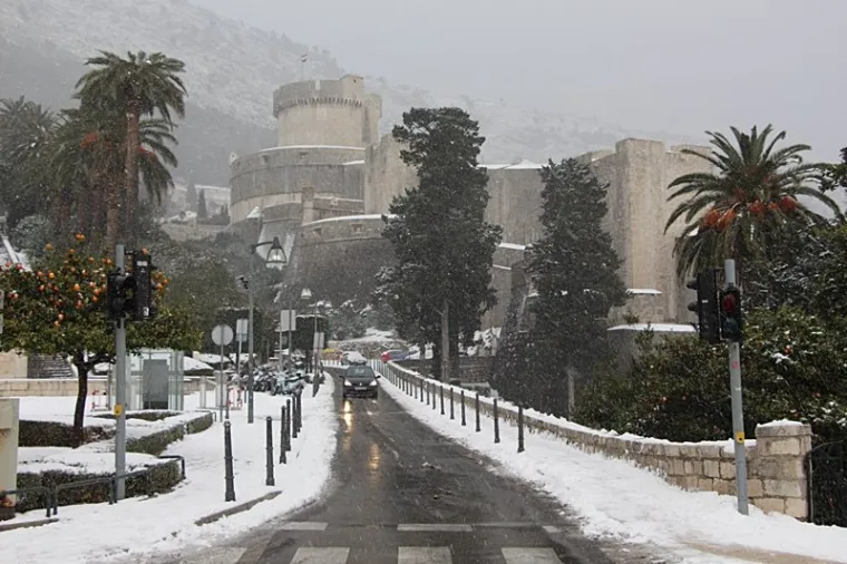 Ovo će Dubrovnik dugo pamtiti: Grudanje na Stradunu i snjegovići