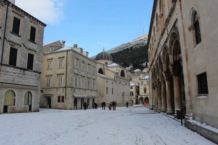 Ovo će Dubrovnik dugo pamtiti: Grudanje na Stradunu i snjegovići