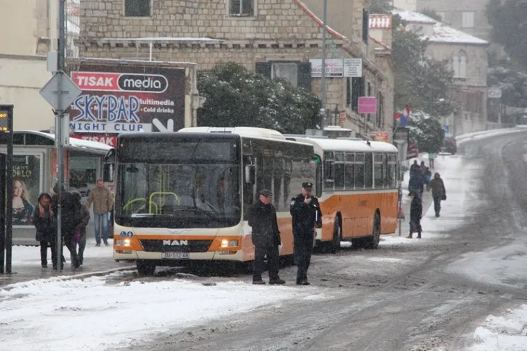 Ovo će Dubrovnik dugo pamtiti: Grudanje na Stradunu i snjegovići