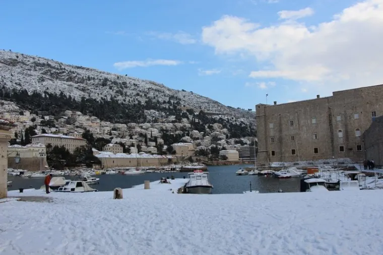 Ovo će Dubrovnik dugo pamtiti: Grudanje na Stradunu i snjegovići