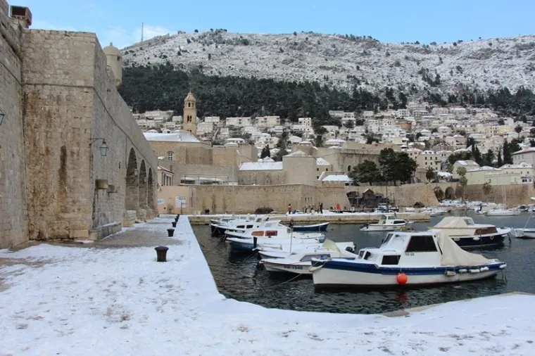 Ovo će Dubrovnik dugo pamtiti: Grudanje na Stradunu i snjegovići