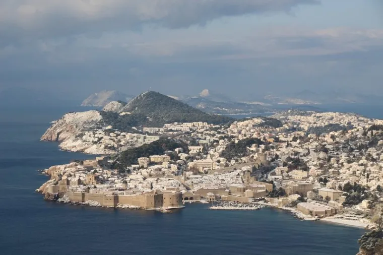 Ovo će Dubrovnik dugo pamtiti: Grudanje na Stradunu i snjegovići