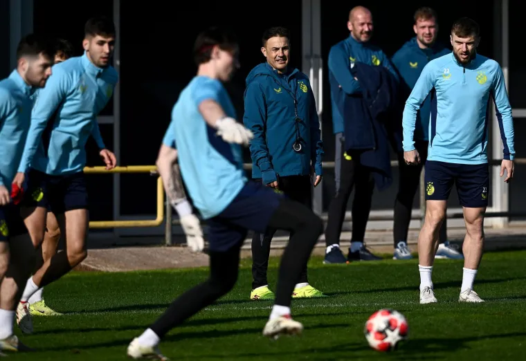 Prema viđenome u prvoj utakmici Cannavaro će forsirati stopere da igraju visoku obranu, no ostaje za vidjeti kako će to izgledati u deficitu brzih stopera, a Markoanac se ne može pohvaliti brzinom.