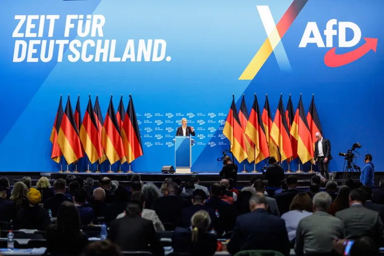 „Vlada na čelu s AfD-om će nepropusno zatvoriti njemačke granice i poslati natrag svakog ilegalnog migranta i onoga tko nema dokumente“, rekla je Weidel.