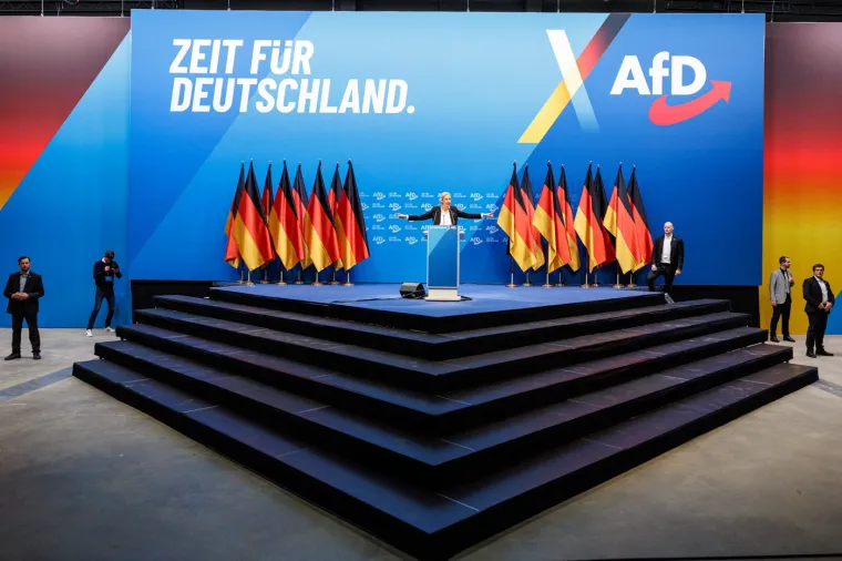 Dopredsjednica stranke je najavila borbu za bolji rezultat od onoga što trenutno predviđaju ispitivanja javnog mnijenja. „Borimo se za rezultat viši od 20 posto“, rekla je Weidel. AfD se trenutno u ispitivanjima javnog mnijenja s oko 20 posto nalazi iza demokršćanske Unije CDU/CSU koju trenutno podržava oko 30 posto ispitanih te ispred trenutno vladajućih socijaldemokrata koje bi biralo oko 15 posto birača