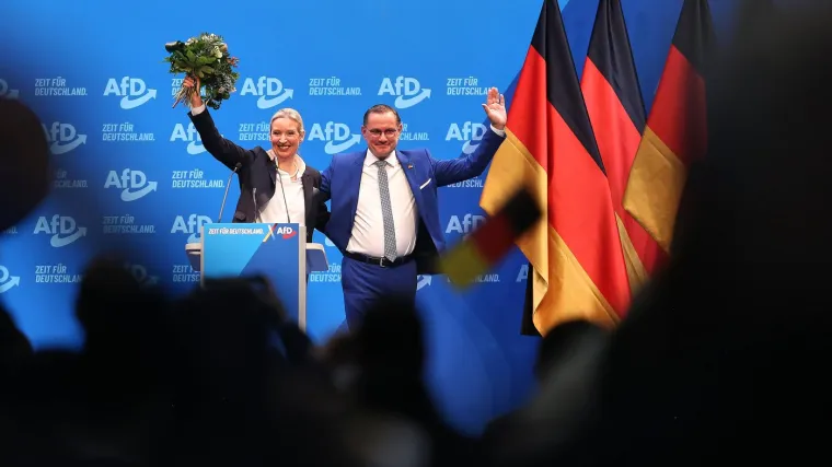 Weidel je prosvjednike nazvala „nacistima obojenim u crveno“. Sudionici stranačke konvencije bi do kraja dana trebali prihvatiti i stranački izborni programa, a u nastavku konvencije u nedjelju bi trebala pasti odluka o ukidanju organizacije mladeži AfD-a „Mlada alternativa“, koja se od nedavno nalazi pod prismotrom Ureda za zaštitu ustavnog poretka zbog ekstremno desničarskih tendencija. Vrh AfD-a želi osnovati novu organizaciju mladeži pod nazivom „Patriotska mladež“.