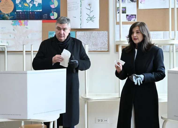 S kim su predsjednički kandidati izašli na birališta? Jedan s bratom, drugi sa suprugom