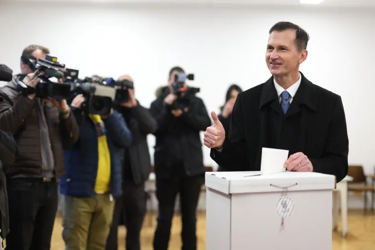 S kim su predsjednički kandidati izašli na birališta? Jedan s bratom, drugi sa suprugom