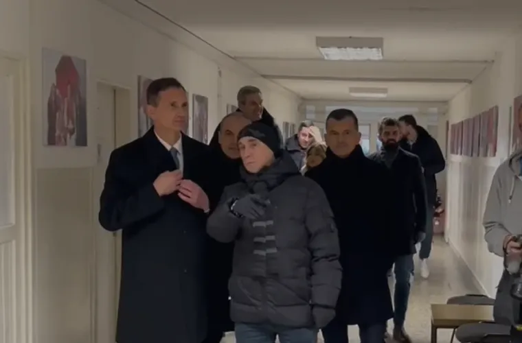 S kim su predsjednički kandidati izašli na birališta? Jedan s bratom, drugi sa suprugom
