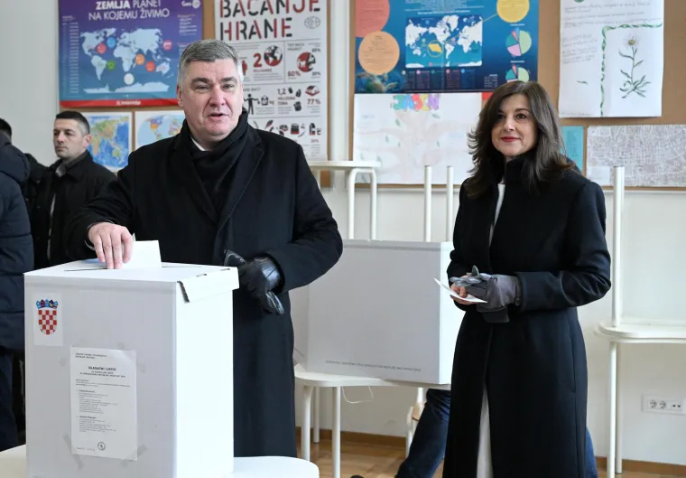 S kim su predsjednički kandidati izašli na birališta? Jedan s bratom, drugi sa suprugom