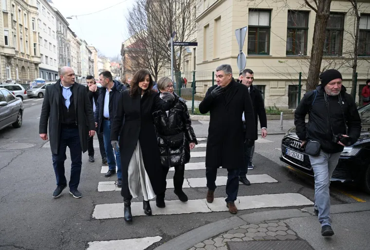 S kim su predsjednički kandidati izašli na birališta? Jedan s bratom, drugi sa suprugom