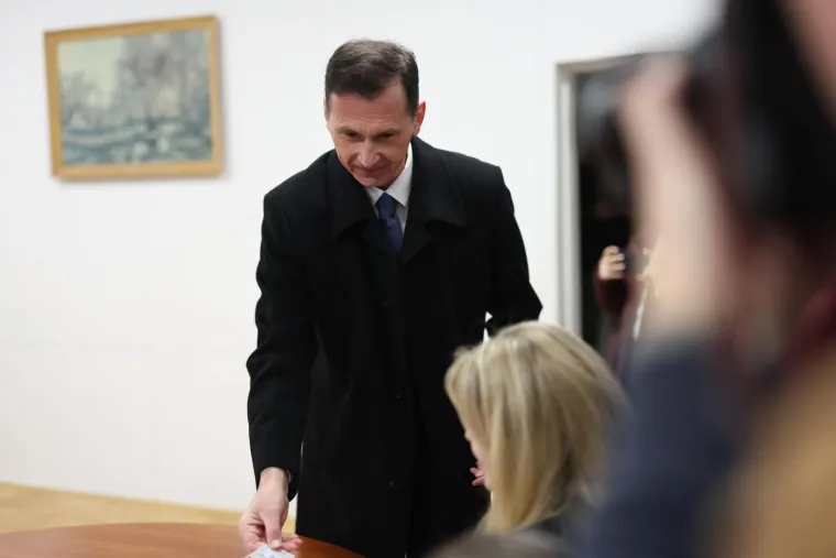 S kim su predsjednički kandidati izašli na birališta? Jedan s bratom, drugi sa suprugom