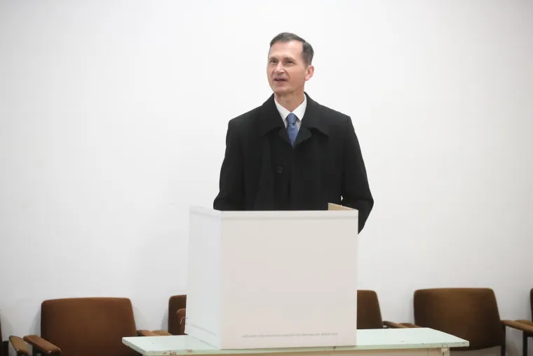 S kim su predsjednički kandidati izašli na birališta? Jedan s bratom, drugi sa suprugom