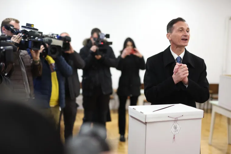 S kim su predsjednički kandidati izašli na birališta? Jedan s bratom, drugi sa suprugom