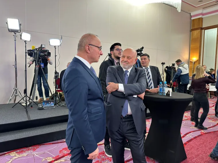 Do 16, 30 sati glasovalo je 34, 77 posto birača, odnosno 1. 154. 438, pokazuju podaci sa 94, 5 posto biračkih mjesta od njih više od 6. 500. Prije dva tjedna, do istog vremena glasovalo je 1.195. 377 birača ili 36, 09 posto.