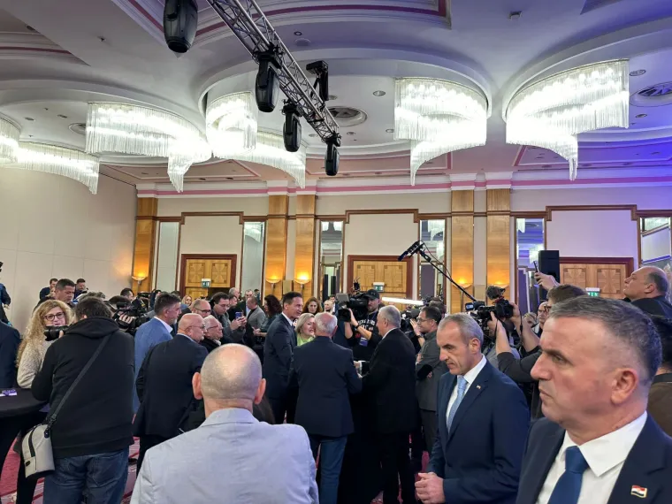 Pogledajte atmosferu u stožerima Zorana Milanovića i Dragana Primorca