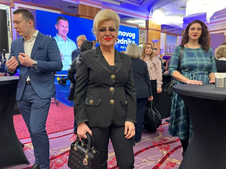 Brojne dame plijenile su pažnju svojim elegantnim modnim kombinacijama, koje su privlačile poglede svih prisutnih.